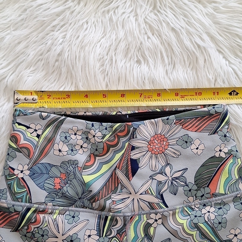 Victoria’s Secret Sport Knockout Vibrant Floral Capri Leggings - Picture 11 of 13